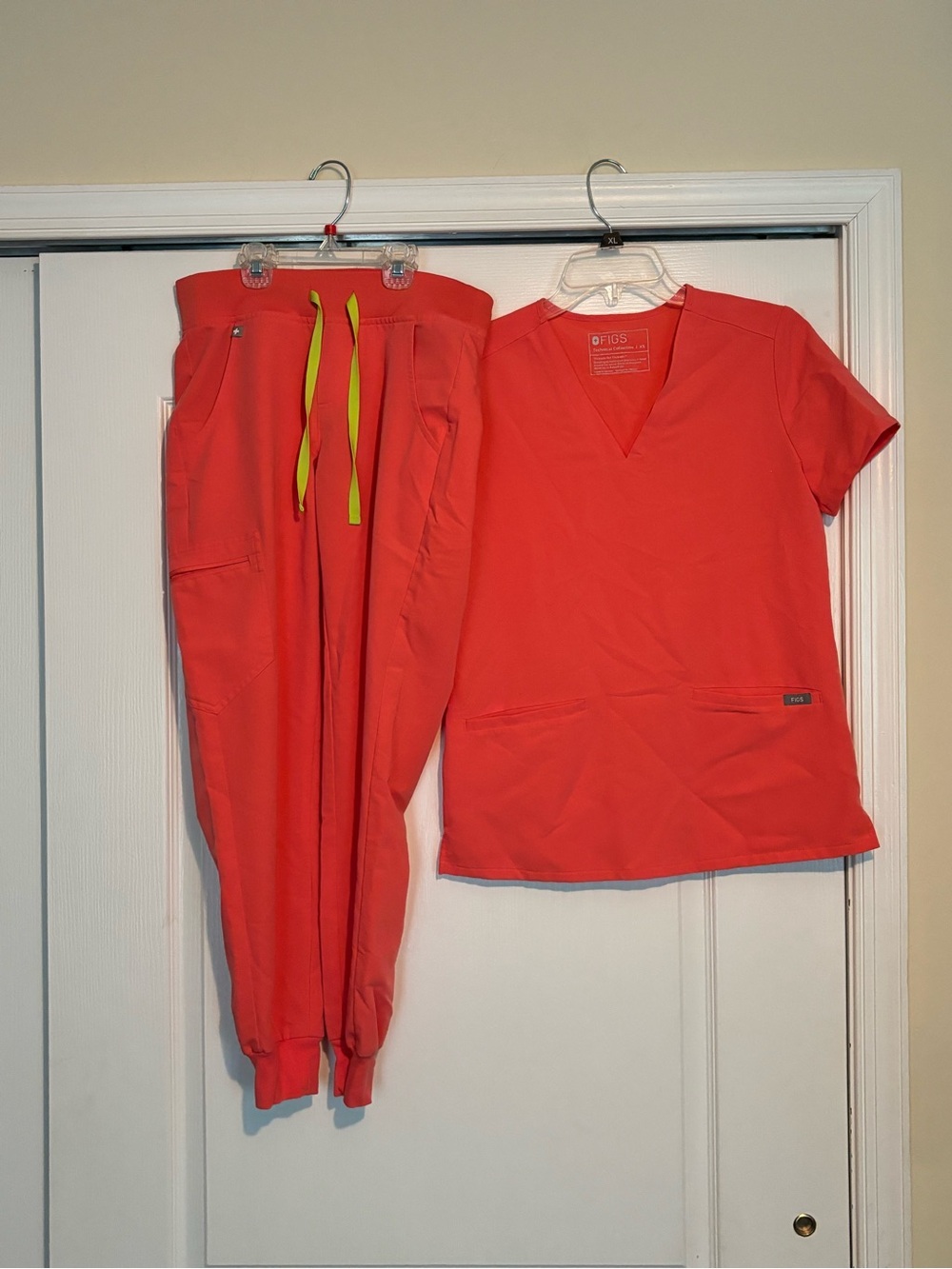 LOT of figs scrubs size xs/s, assorted colors, 4 sets & 2 pieces - Picture 2 of 6